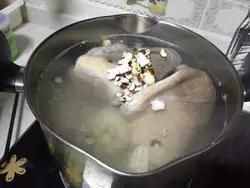 这碗汤称为皇帝汤，连续喝了一个月胖十斤也值，正宗的基本没了
