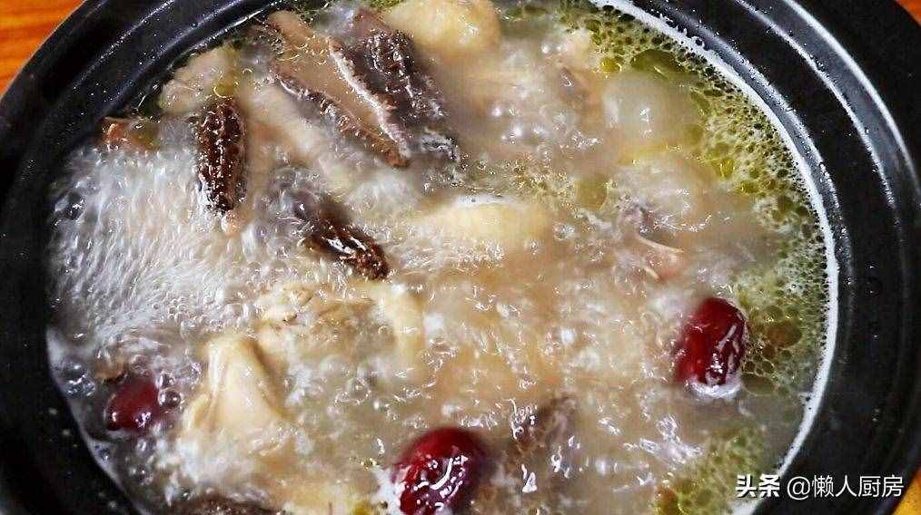 天冷最爱喝热汤，用粉丝寄来的羊肚菌，炖了一碗鸡汤，味道鲜美