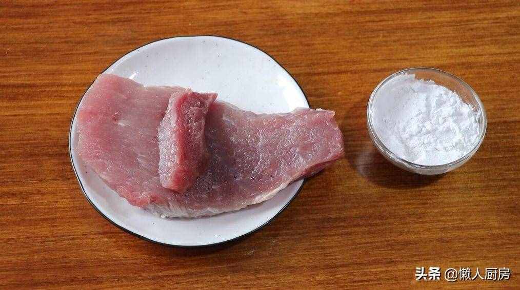 这是猪肉丸子的简单做法，想要丸子特别Q弹，冰水不能少