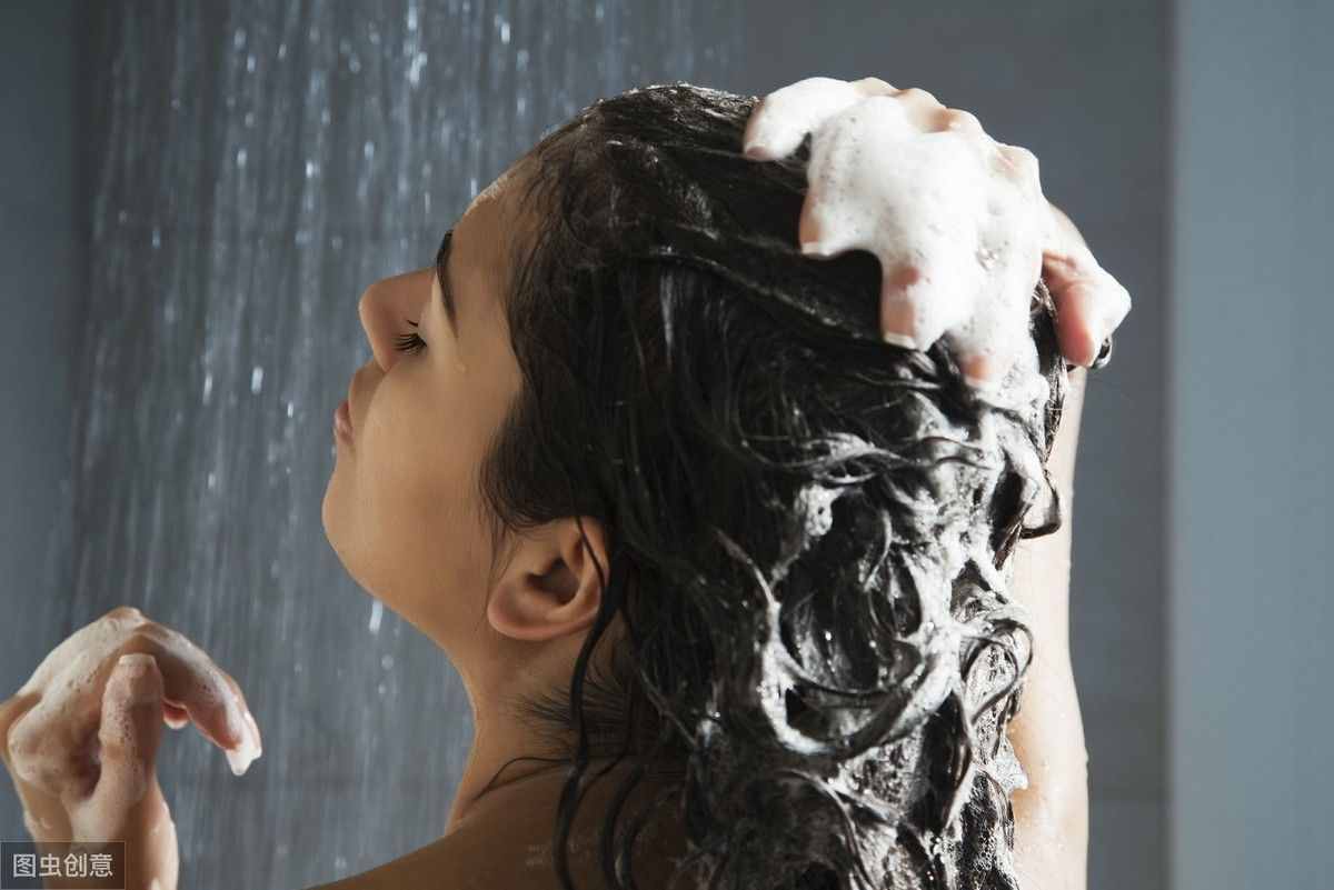 “洗发水”英文叫“shampoo香波”，那“沐浴露”用英语怎么说？
