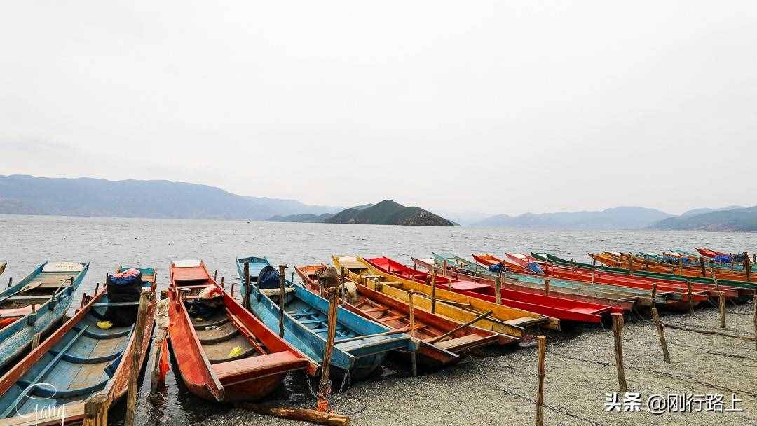 去泸沽湖一定要坐猪槽船游湖，既可以欣赏风景，又能帮衬当地村民