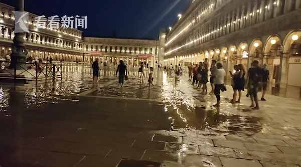 “水城”威尼斯再被淹 圣马可广场变成池塘