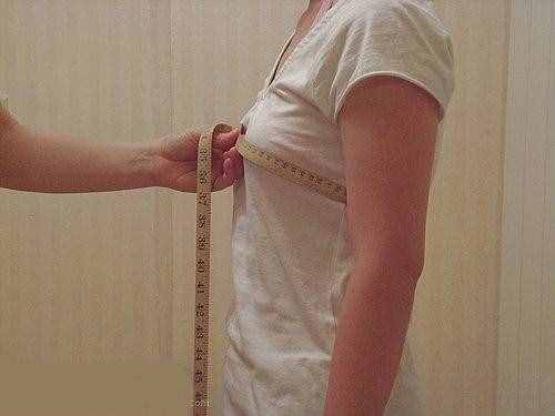 三围测量方法正确：真人示范女生标准的三围测量方式