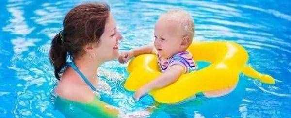 坚持婴儿游泳还有这种好处，不知道的家长亏大了