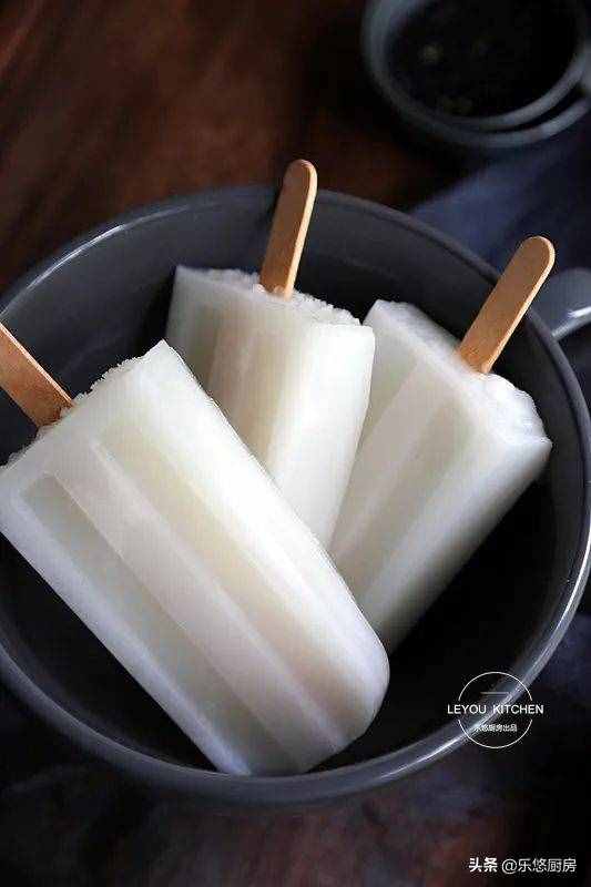 小时候常吃的老冰棍，在家做很简单，用牛奶、糖、糯米粉就可以做