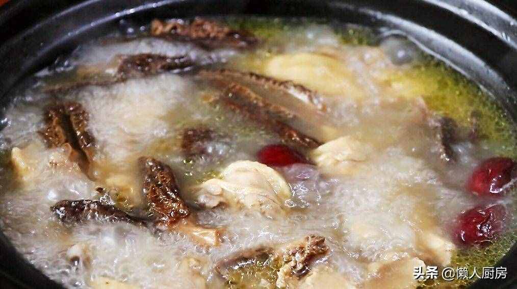 天冷最爱喝热汤，用粉丝寄来的羊肚菌，炖了一碗鸡汤，味道鲜美