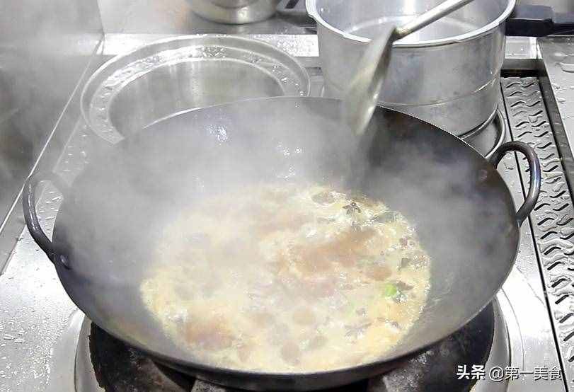 厨师长分享土豆炖牛腩的做法和技巧，牛腩软烂入味，土豆香糯适口