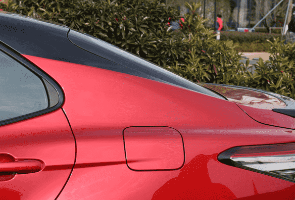 评测奔驰E320L 4MATIC怎么样及广汽丰田第八代凯美瑞多少钱