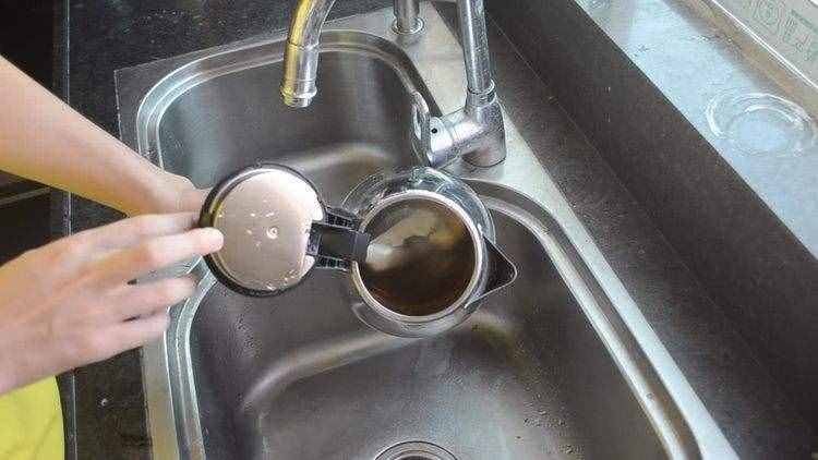 热水壶用久了全是水垢，加点东西泡一泡，几分钟就干干净净