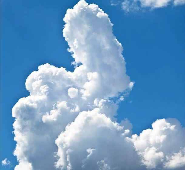 云彩轻飘飘地飘在天上，实际上它重达千吨，为何没有直接掉下来呢