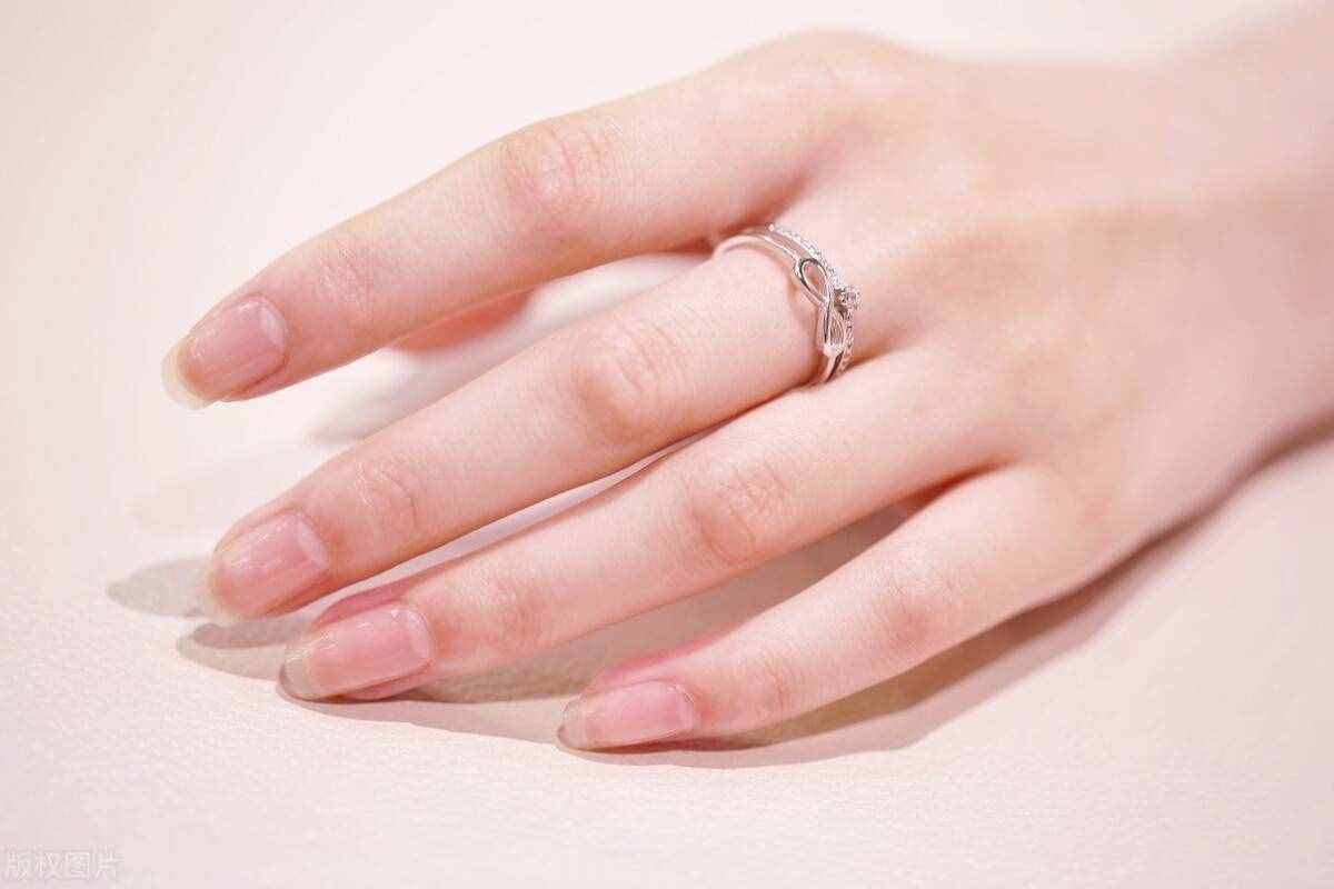 戒指戴中指的意思（戒指戴在无名指表示结婚了）