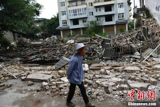 四川宜宾长宁6.0级地震 震中地面出现巨大裂缝