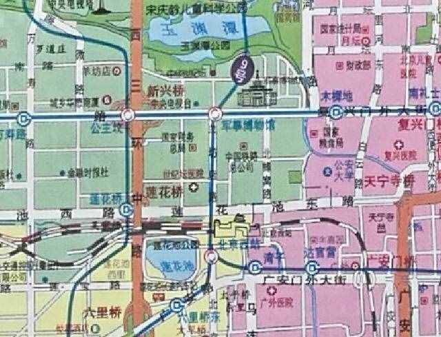 北京的四大火车站，为何都位于几个区交界处？