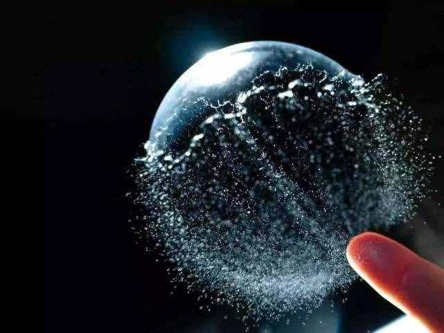 气泡里的有趣科学，比如气泡在破裂时温度会超过太阳表面温度！