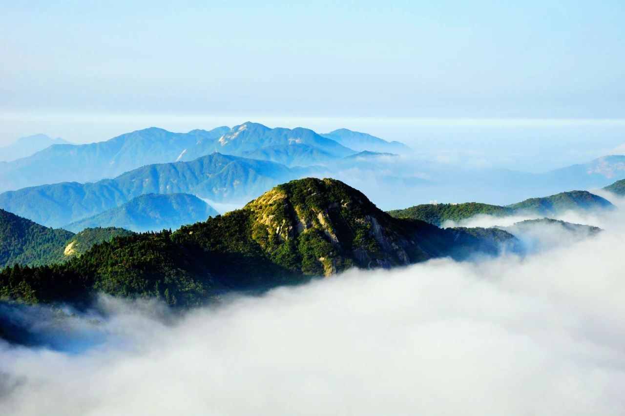南岳衡山是五岳中唯一位于南方的山，也是唯一佛道共生的圣山
