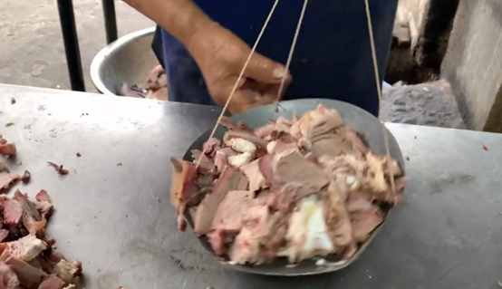 安徽县城大爷卖牛肉汤，一碗40元牛肉分量多，一天能卖一万碗？