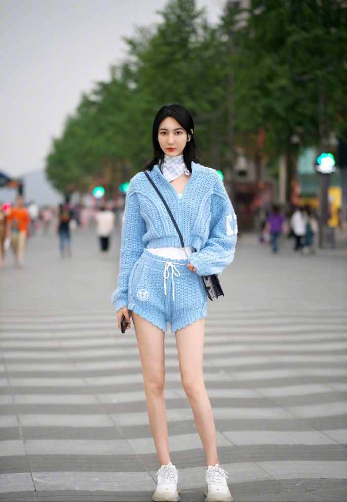 美不美、看配色，杭州街拍女生的“孔雀蓝”穿搭，傲娇得美不胜收