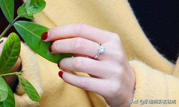 男女订婚戒指戴哪个手指？订婚戒指和结婚戒指的区别，不要瞎戴哦