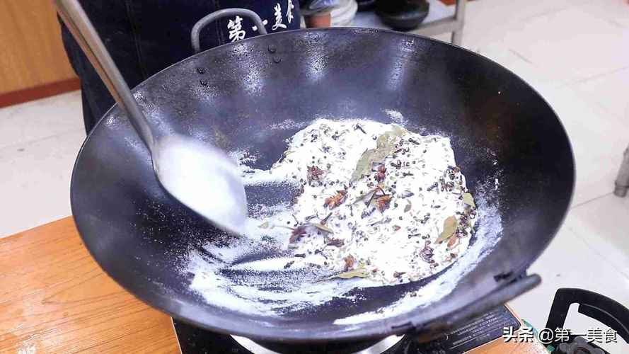 厨师长教你传统五香花生米做法，不用烤箱不油炸，酥香焦脆