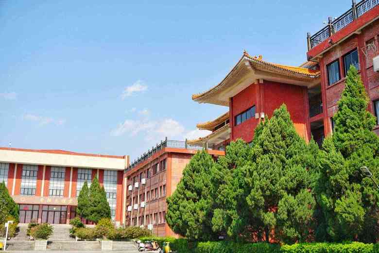 中国第一所民办本科高校，学校风景优美，不输厦门大学