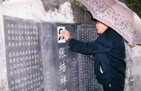 2003年，八宝山为一位24岁女孩举行葬礼，撒贝宁赶来为她致悼词