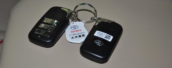 汽车知识解答：丰田凯美瑞钥匙怎么更换电池？