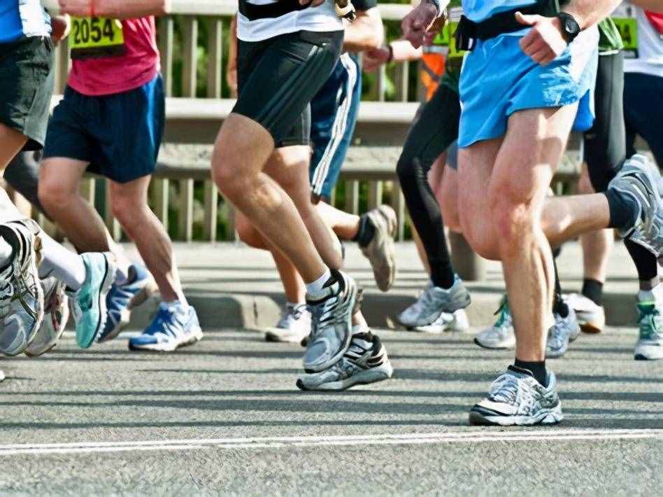 为什么中年人爱跑马拉松？为什么年轻人跑不过中年人？