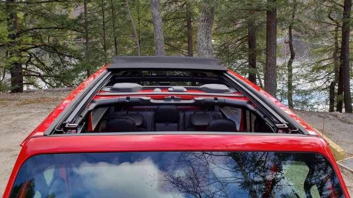 吉普车的一键式动力顶部车顶是理想的敞篷车设计