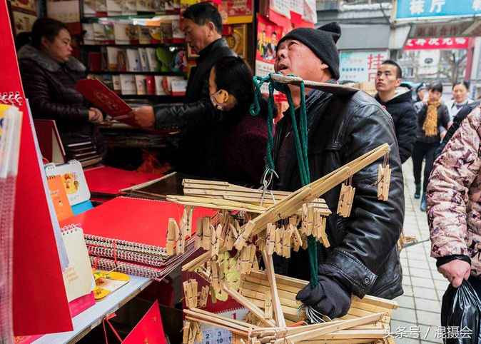南京城里的大市场比农村大集还热闹，年货开挂，最红的才是最火的
