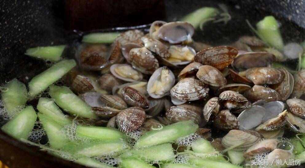 花蛤别只会炒着吃，教你用它做碗汤，味道鲜美，做法简单又方便