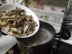 这碗汤称为皇帝汤，连续喝了一个月胖十斤也值，正宗的基本没了