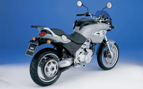 宝马的自骑摩托车在2019 CES上展示了其幽灵般的能力