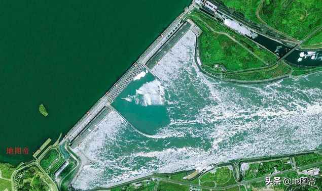 三峡大坝高185米，过往船只是如何翻越大坝的？