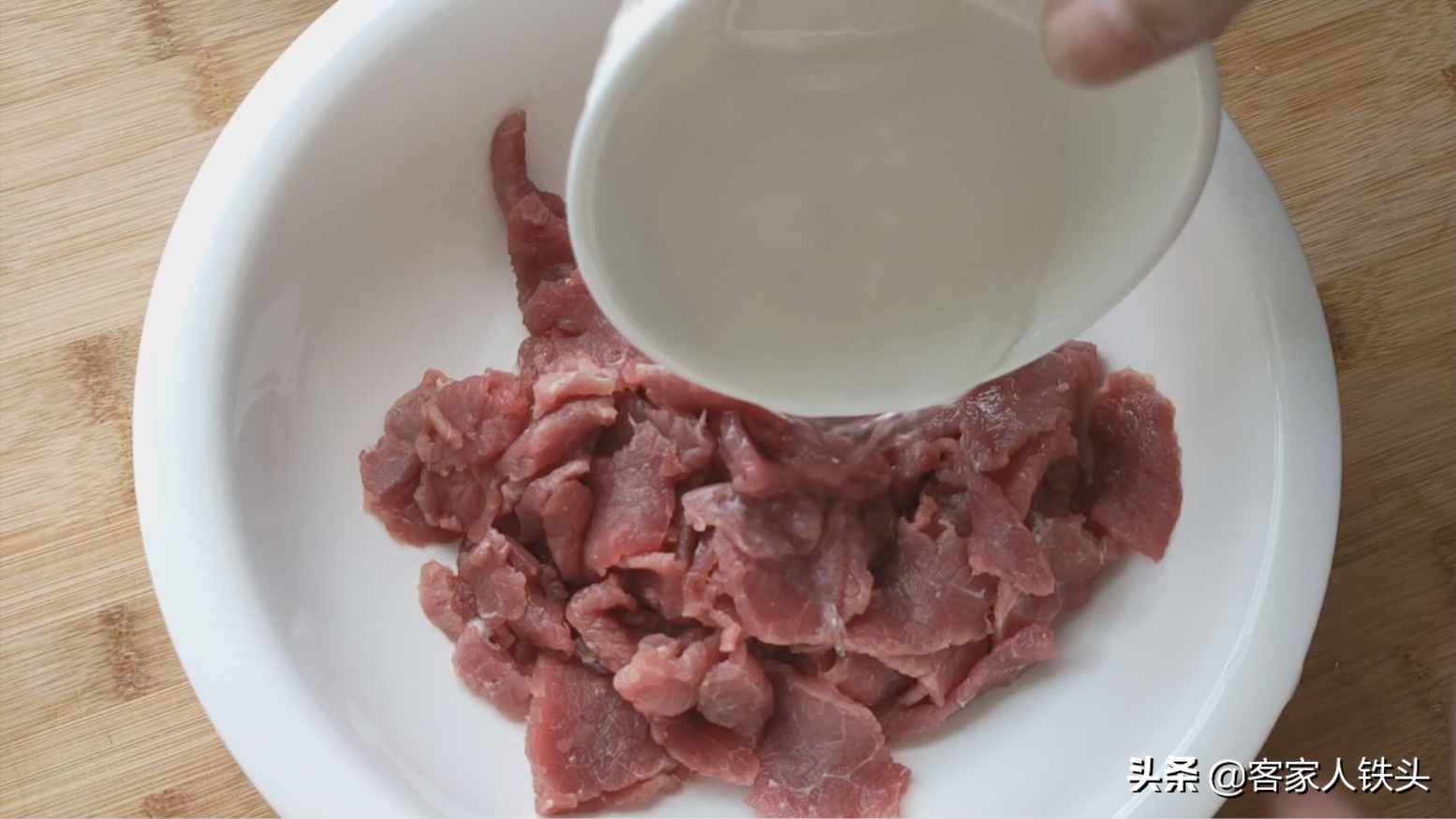 炒牛肉一定不要直接下锅，教你实用小技巧，牛肉嫩滑好吃口感超棒