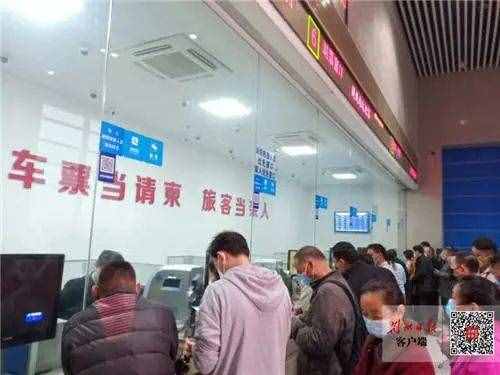 61天的等待！荆州火车站终于通了！刚刚首趟开往厦门……
