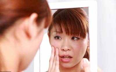 脸部瘙痒红肿是过敏吗？皮肤5种症状，4种类型过敏反应，要警惕
