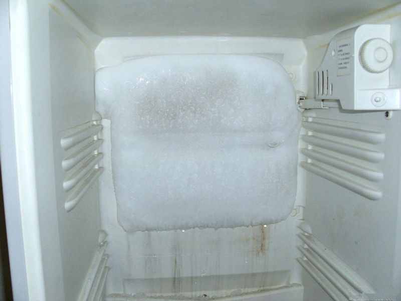 冰箱冷藏室结冰（冰箱冷藏室结冰太烦人）