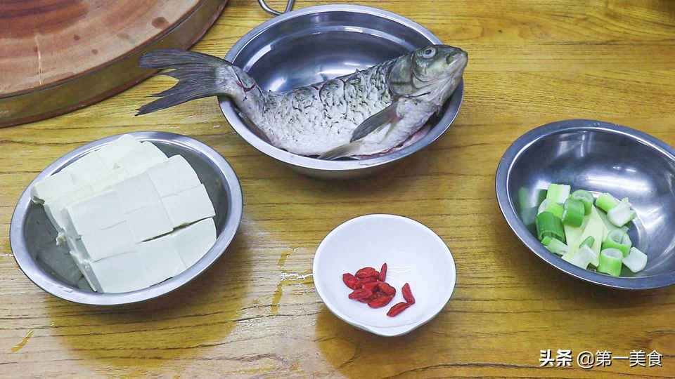 鲫鱼炖豆腐如何做汤白味鲜？学会2个小技巧，汤鲜不腥不破皮