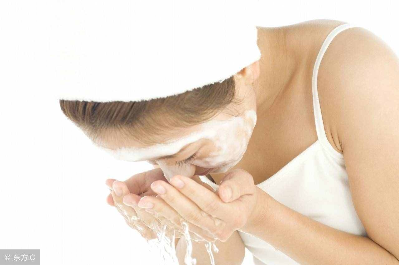 原来冷热水交替洗脸是不对的 洗脸有什么误区？