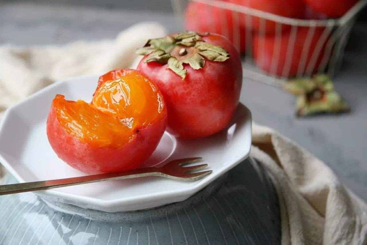 冬季是吃柿子的佳季，常吃有4个好处，但有4类人吃得越少越好
