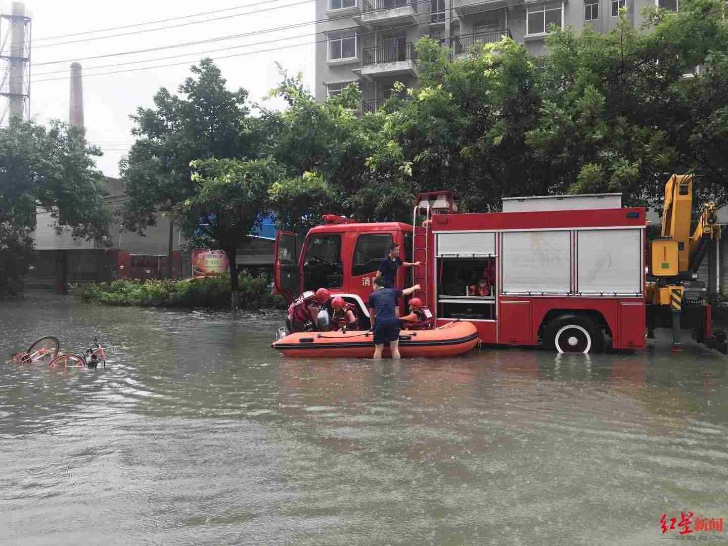 广汉消防外出抗洪救援营救群众“家”被淹了却无暇顾及