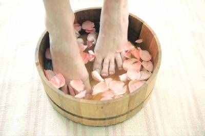 夏季是“香港脚”频发季，医生：家庭用醋泡脚达不到杀菌效果，30%的医用冰醋酸才有效