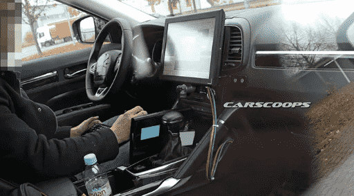 间谍照片揭示了雷诺新款7座SUV的内饰