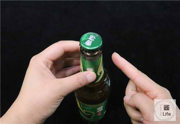 今天才知道，开啤酒瓶盖真简单，用手就能拧开瓶盖，方法一学就会
