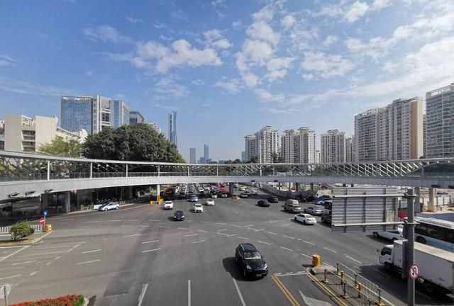 空中花园既视感，春花人行天桥被赞为深圳最美人行天桥